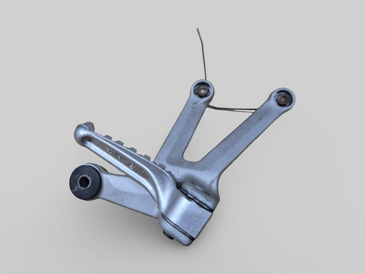 SUPPORT DE REPOSE-PIED PASSAGER GAUCHE AP8154071 Aprilia RSV1000R 04-10 / Tuono 1000R 06-10 