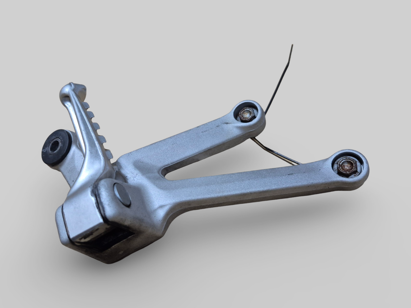 SUPPORT DE REPOSE-PIED PASSAGER GAUCHE AP8154071 Aprilia RSV1000R 04-10 / Tuono 1000R 06-10 