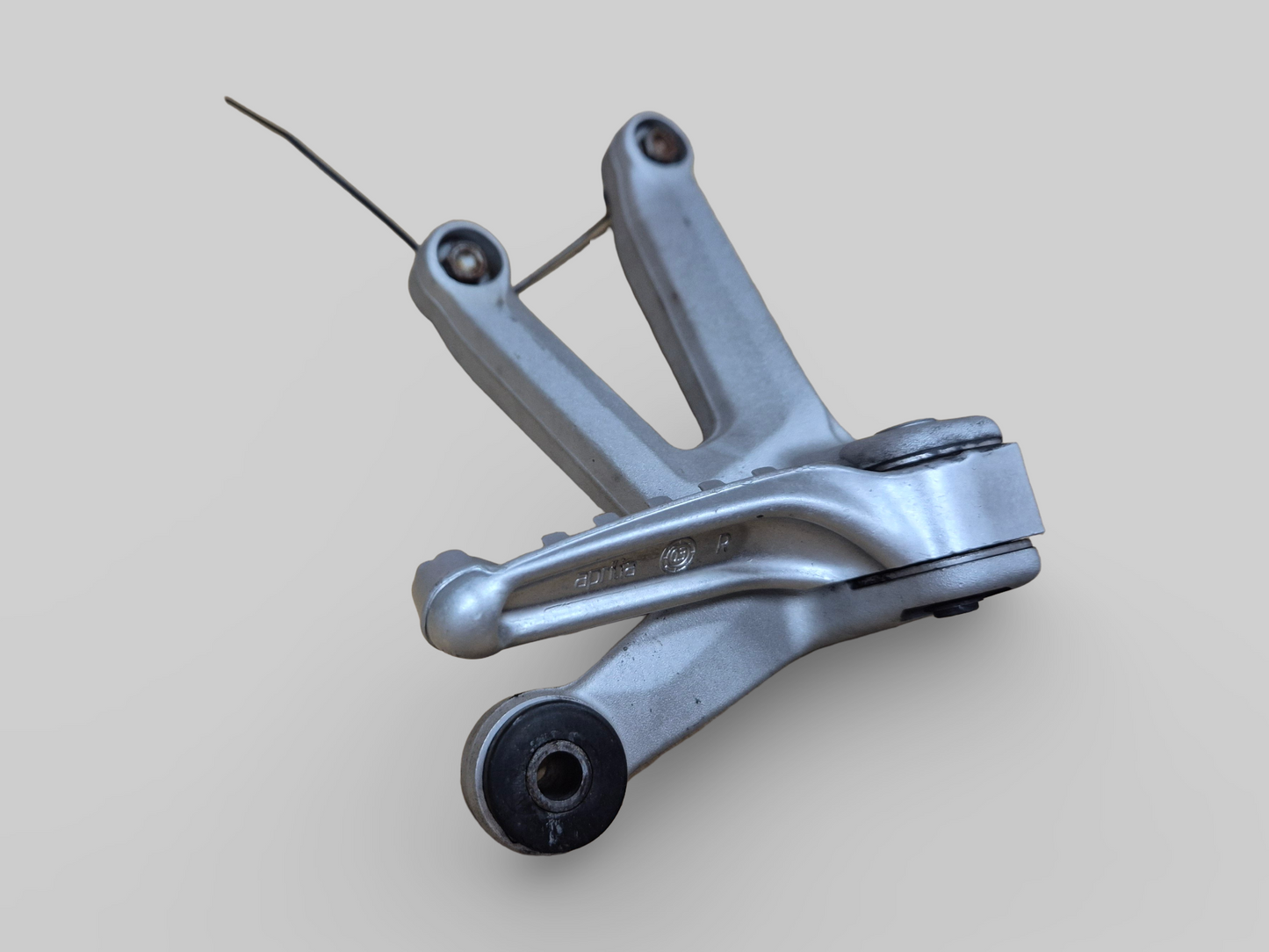 SUPPORT DE REPOSE-PIED PASSAGER GAUCHE AP8154071 Aprilia RSV1000R 04-10 / Tuono 1000R 06-10 