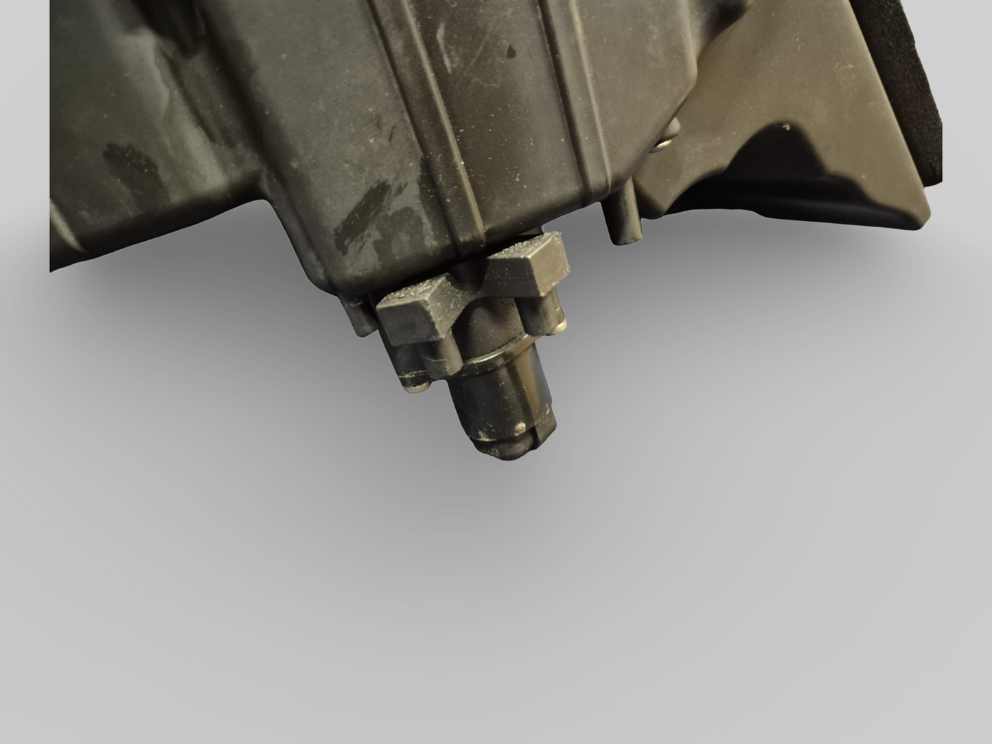Boîtier de filtre de boîte à air latéral inférieur AP8149667 Aprilia RSV Mille 01-03 / Tuono 02-05 