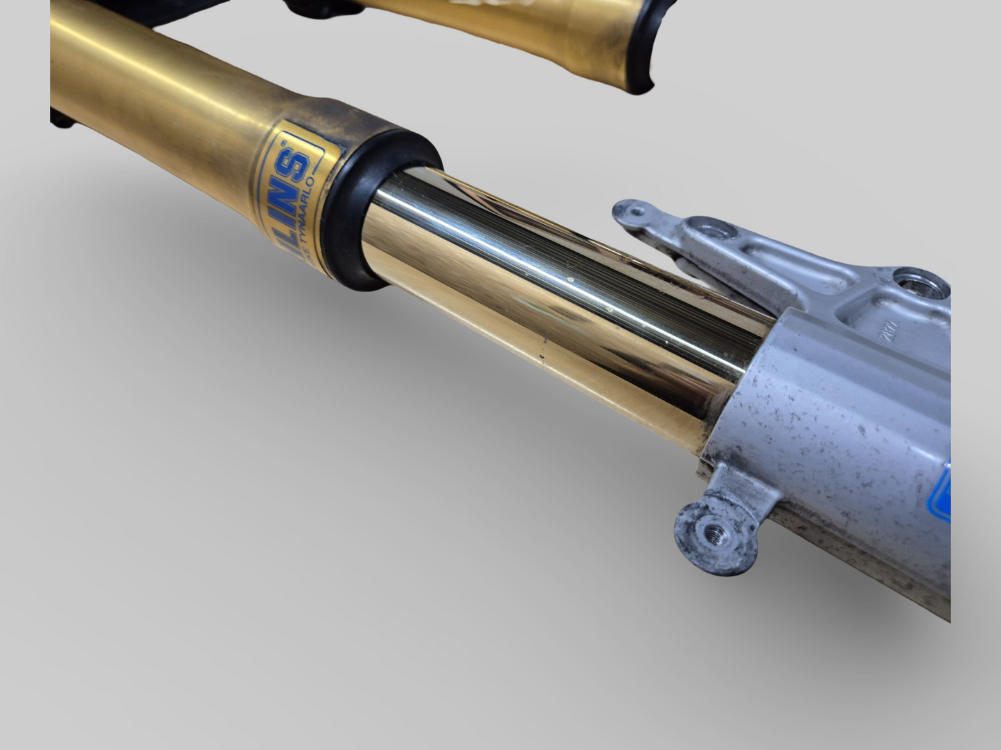 Moyeu gauche complet. Axe de fourche Ohlins AP8123850 Aprilia RSV Mille R 2000-2002 
