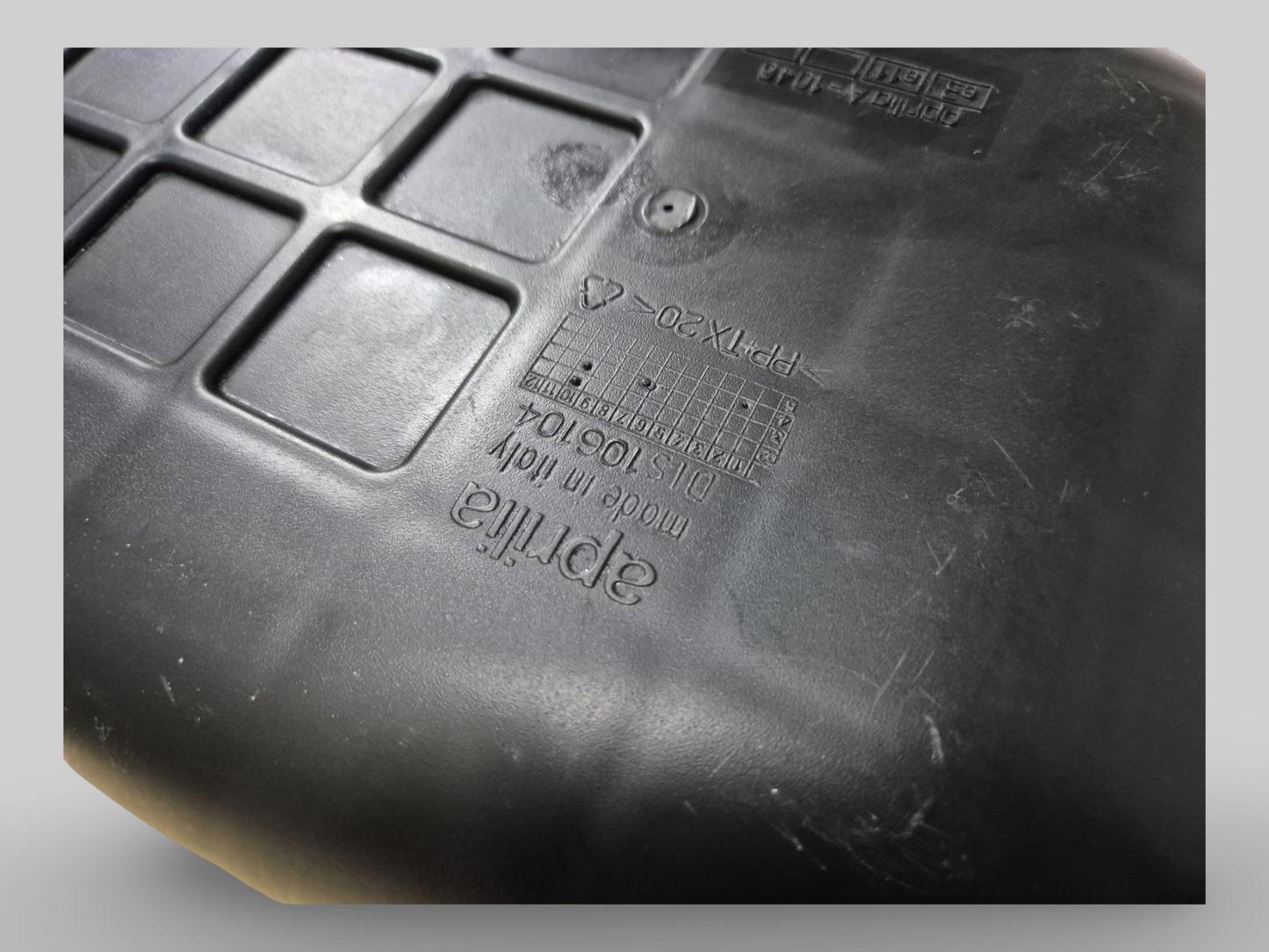 Boîtier de filtre de boîte à air latéral inférieur AP8149667 Aprilia RSV Mille 01-03 / Tuono 02-05 