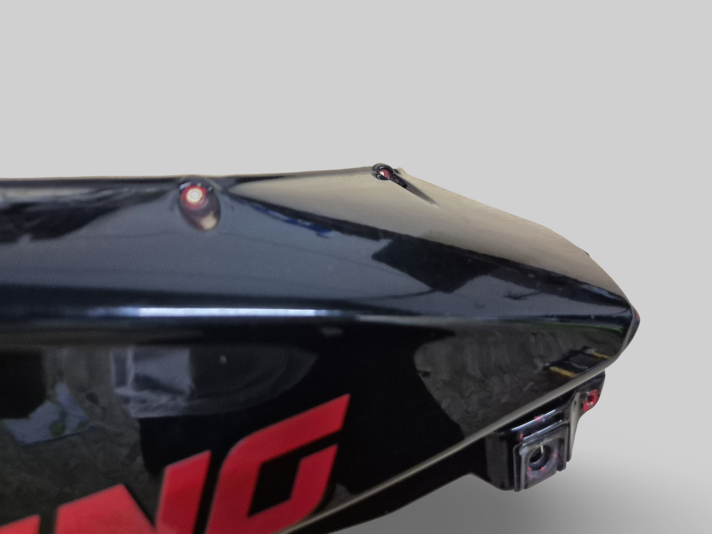 CONDUIT D'ADMISSION D'AIR EXTÉRIEUR CÔTÉ DROIT FAUX CARBONE TREMPÉ AP8139416 Aprilia RSV Mille 1998-2003 
