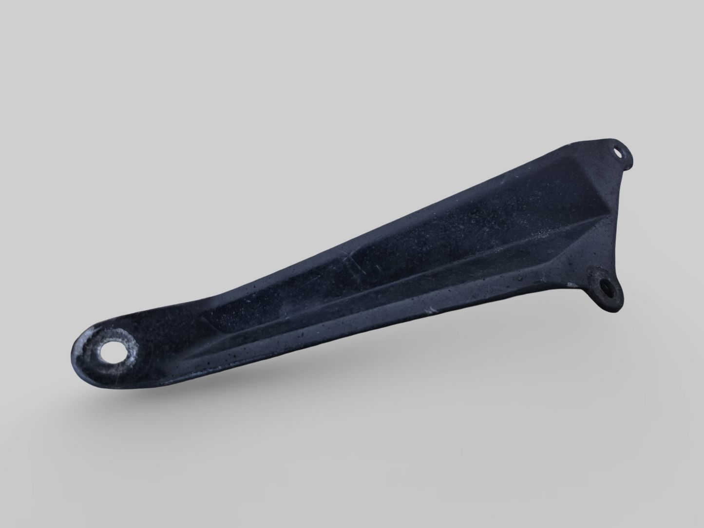 EXHAUST HANGER BRACKET CARBON Aprilia RSV Mille 98-03 / Tuono 02-05