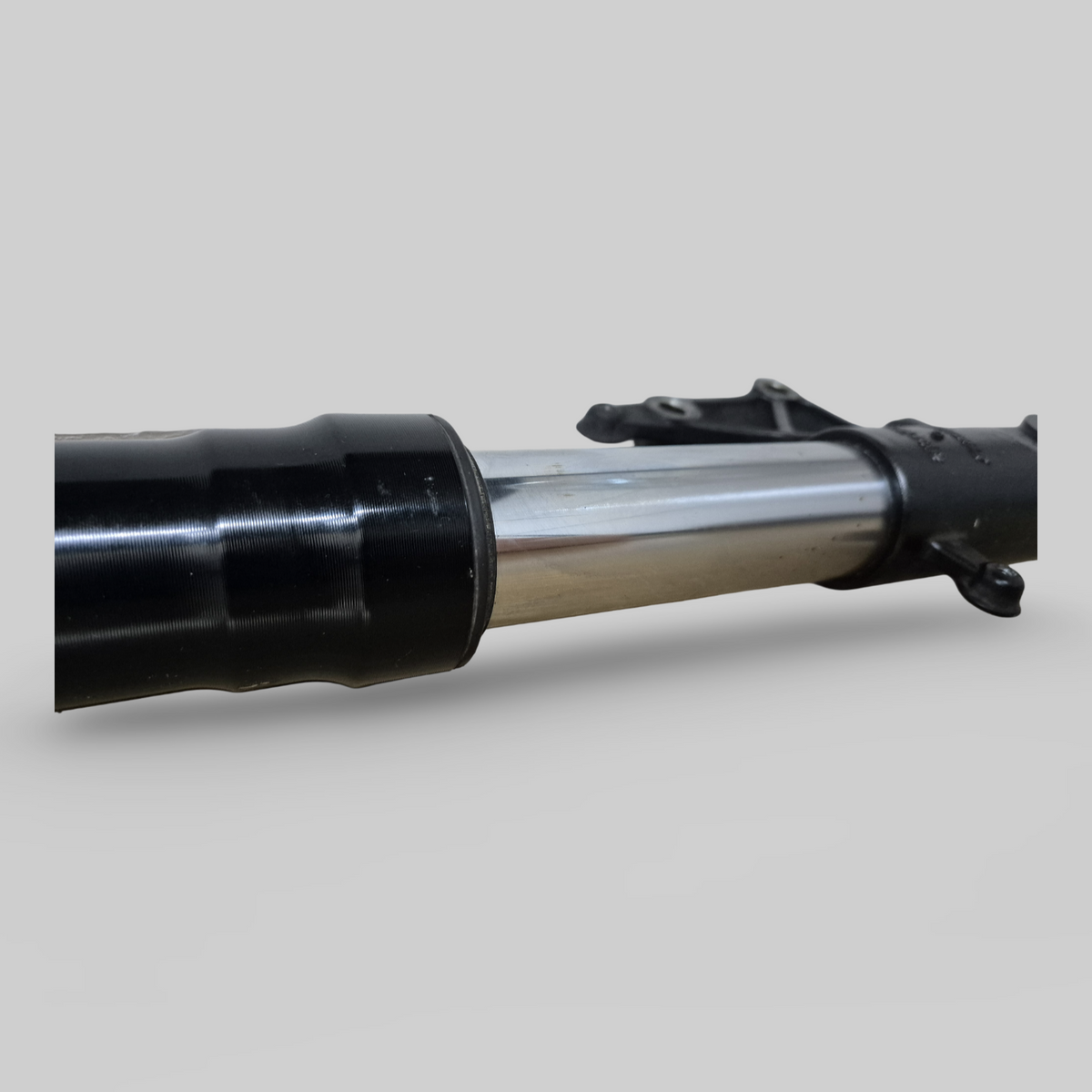 RIGHT-HAND SIDE SHOWA AXIAL FORK LEG AP8123637 Aprilia RSV Mille 98-03 / Tuono 02-05