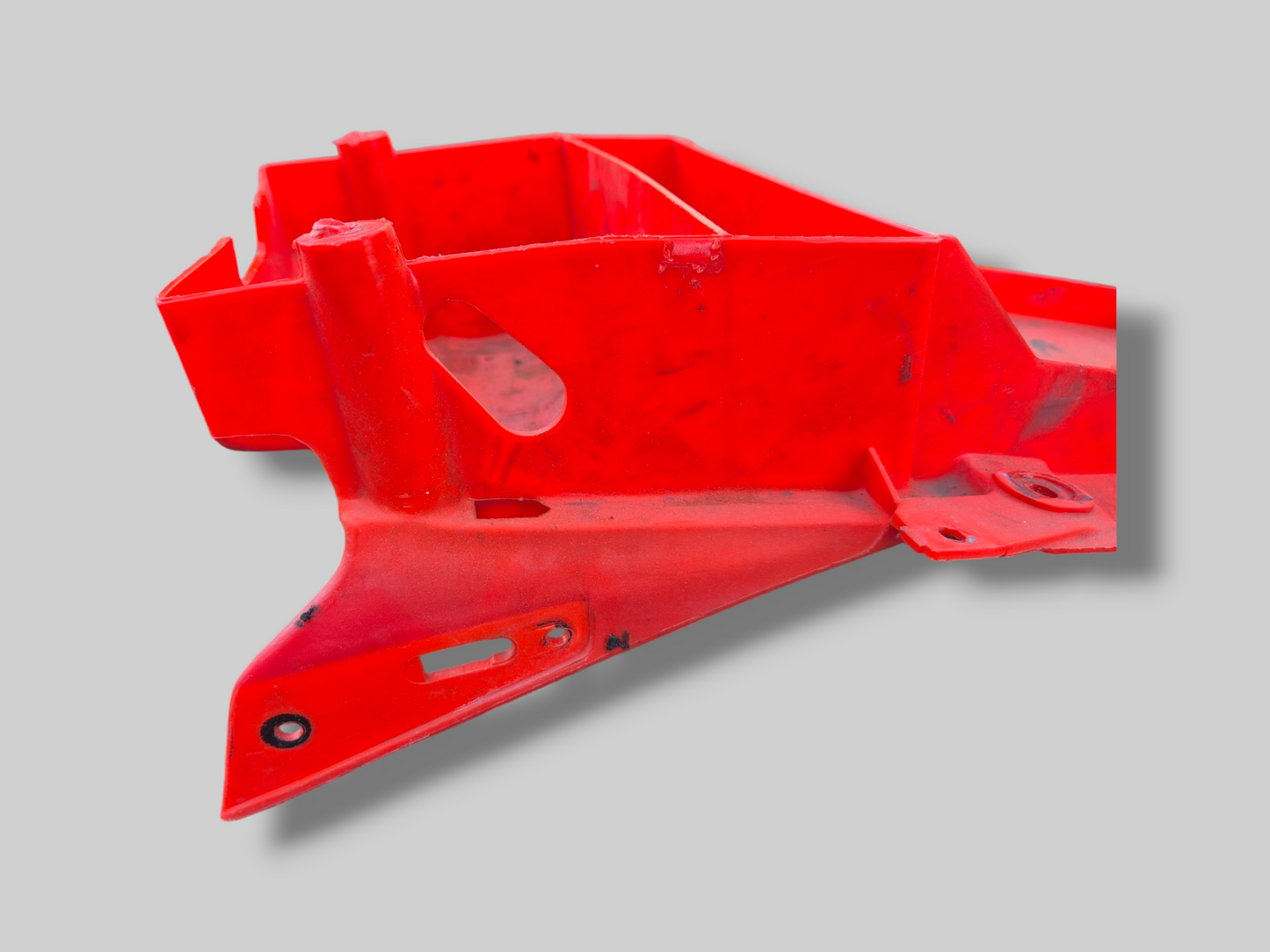 REAR UNDERTRAY UNDERSADDLE LOWER SADDLE SUPPORT RED AP8148356 Aprilia RSV Mille 98-03 / Tuono 02-05