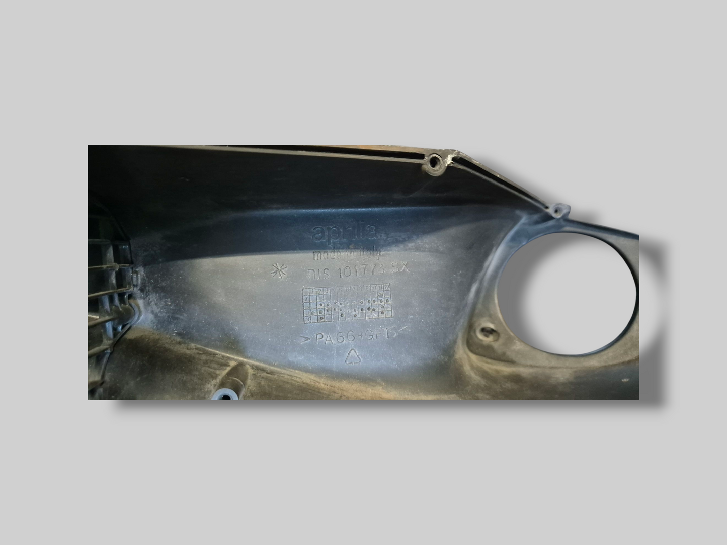LINKSE INTERNE LUCHTKANAALKUIP, MAT ZWART AP8149278 Aprilia RSV Mille 98-03 