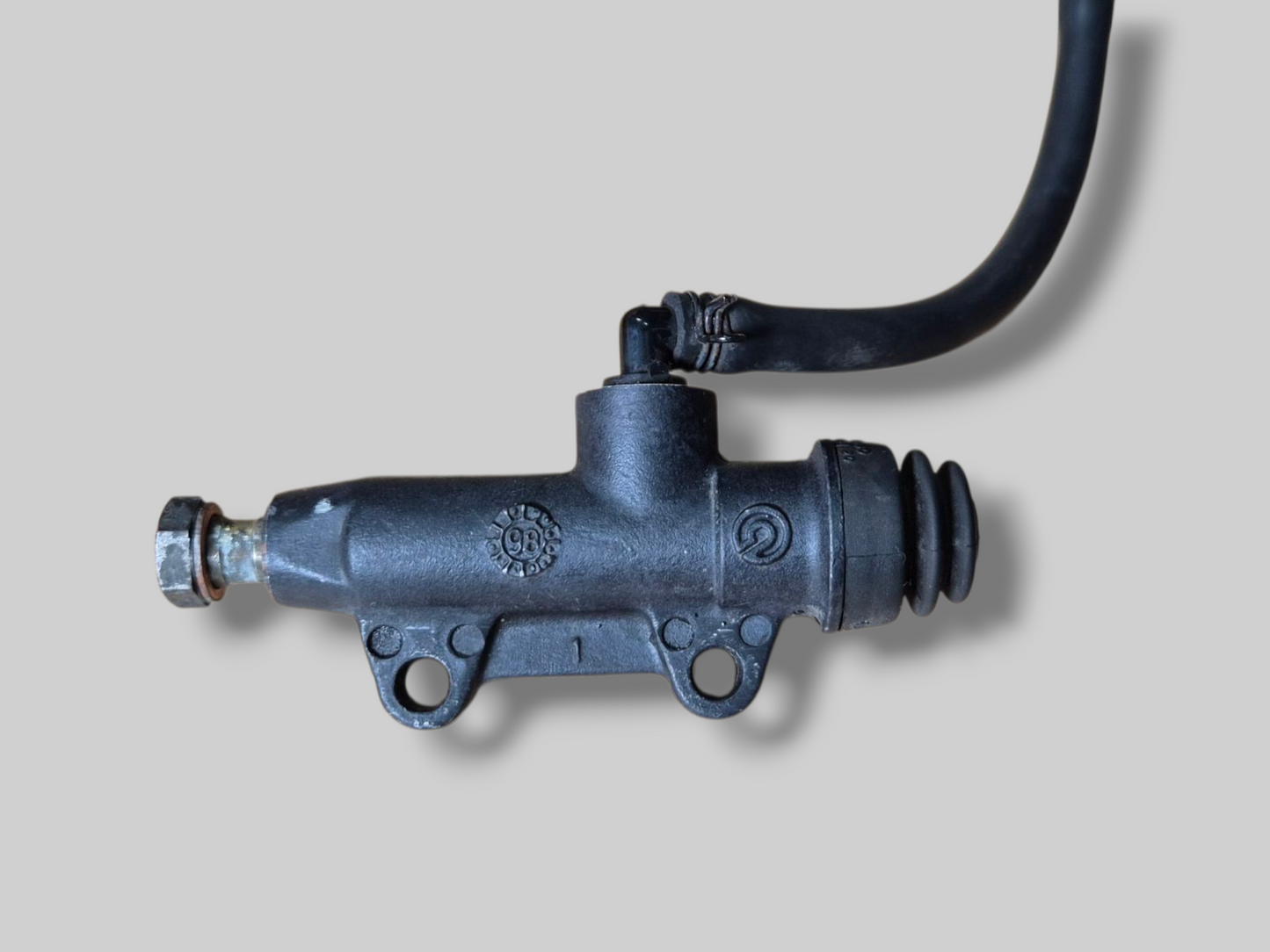 ACHTERREMPOMP HOOFDCILINDER AP8113324 Aprilia RSV Mille 98-03 / Tuono 02-05 