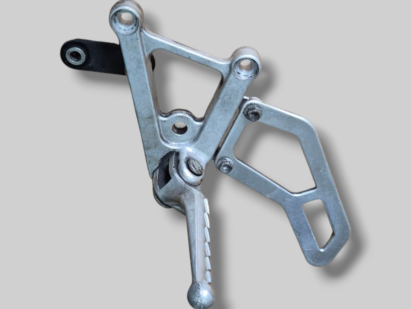 LINKER ZIJVOETSTEUN ACHTERSET AP8135910 Aprilia RSV Mille 98-03 / Tuono 03-05 
