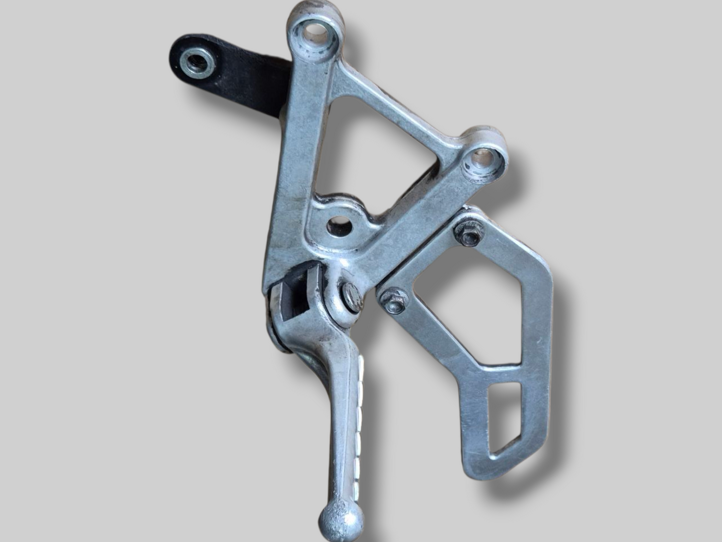 LINKER ZIJVOETSTEUN ACHTERSET AP8135910 Aprilia RSV Mille 98-03 / Tuono 03-05 