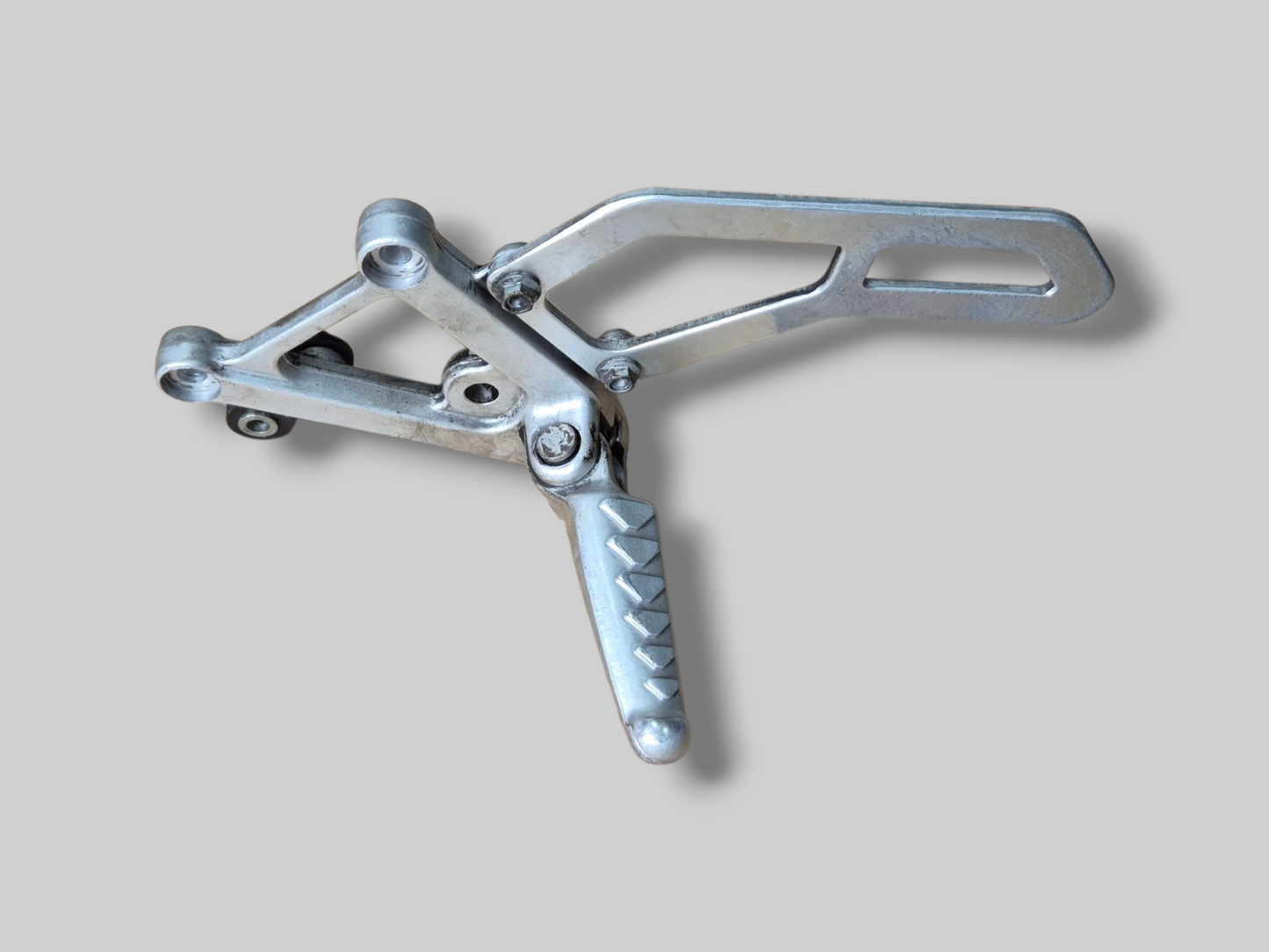 LINKER ZIJVOETSTEUN ACHTERSET AP8135910 Aprilia RSV Mille 98-03 / Tuono 03-05 