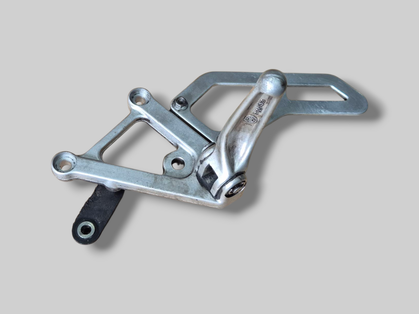 LINKER ZIJVOETSTEUN ACHTERSET AP8135910 Aprilia RSV Mille 98-03 / Tuono 03-05 