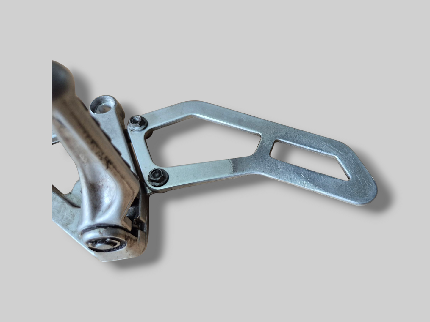 LINKER ZIJVOETSTEUN ACHTERSET AP8135910 Aprilia RSV Mille 98-03 / Tuono 03-05 
