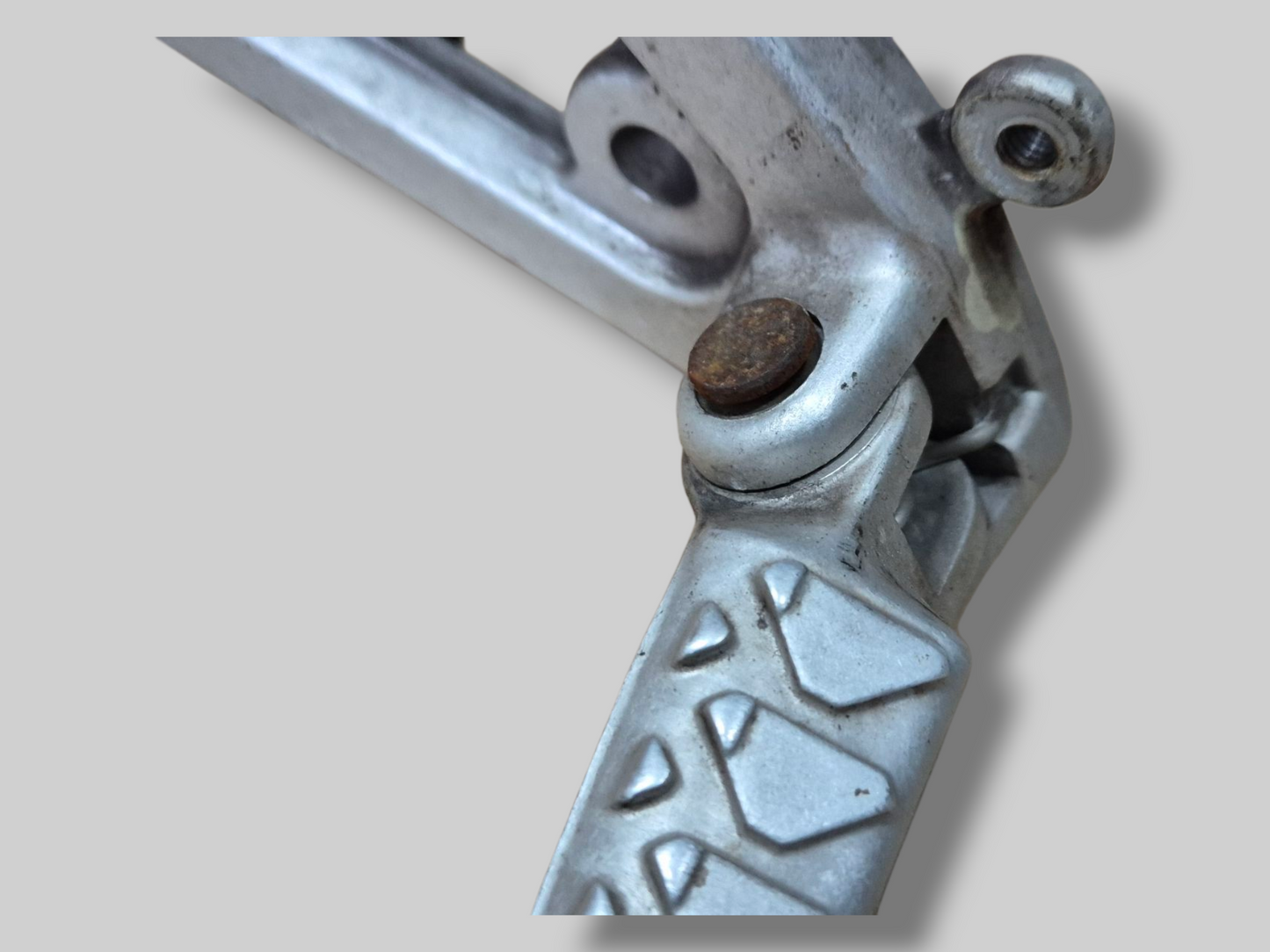 LINKER ZIJVOETSTEUN ACHTERSET AP8135910 Aprilia RSV Mille 98-03 / Tuono 03-05 