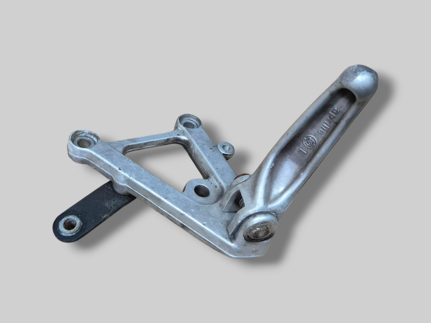 LINKER ZIJVOETSTEUN ACHTERSET AP8135910 Aprilia RSV Mille 98-03 / Tuono 03-05 