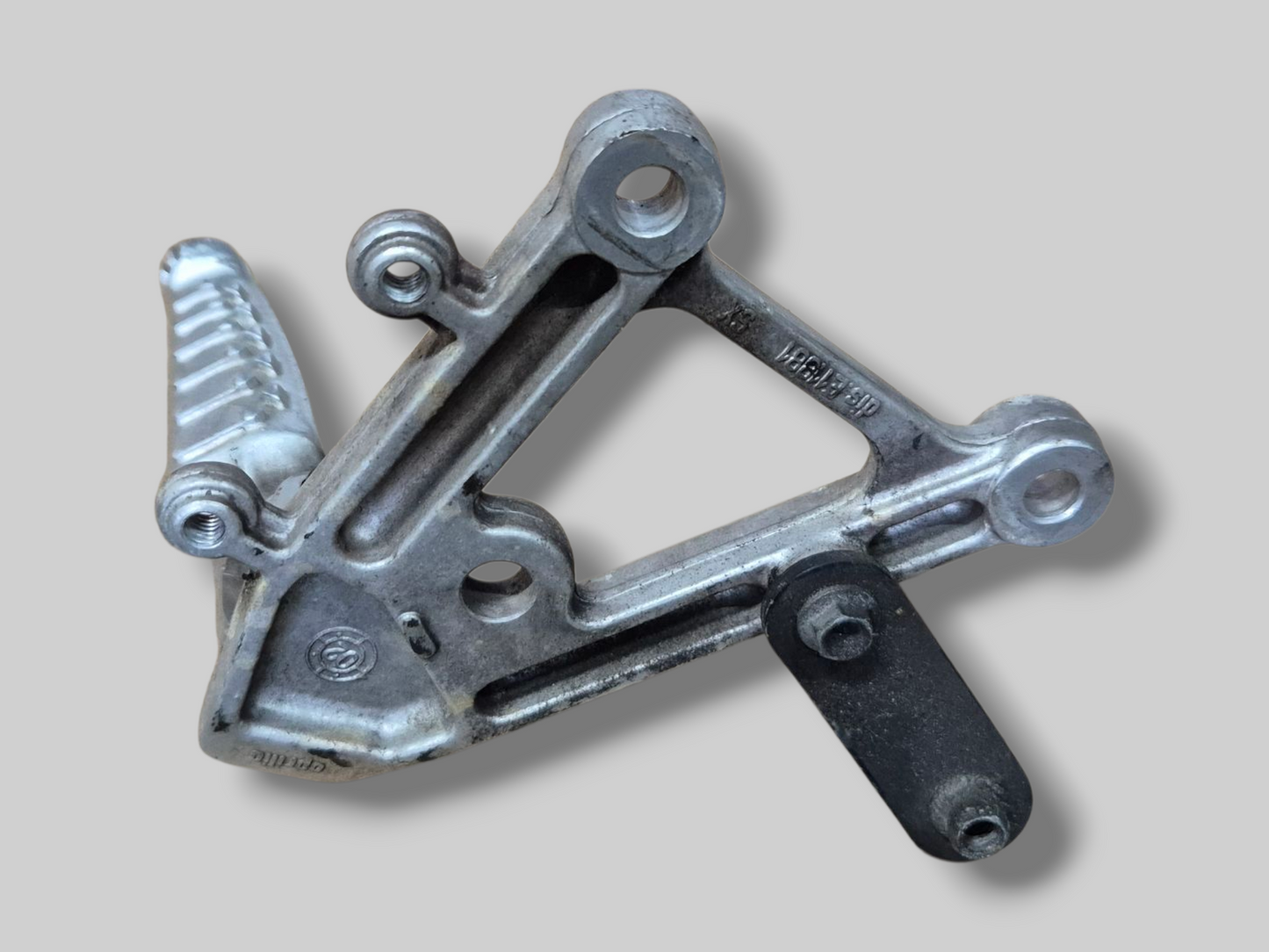 LINKER ZIJVOETSTEUN ACHTERSET AP8135910 Aprilia RSV Mille 98-03 / Tuono 03-05 