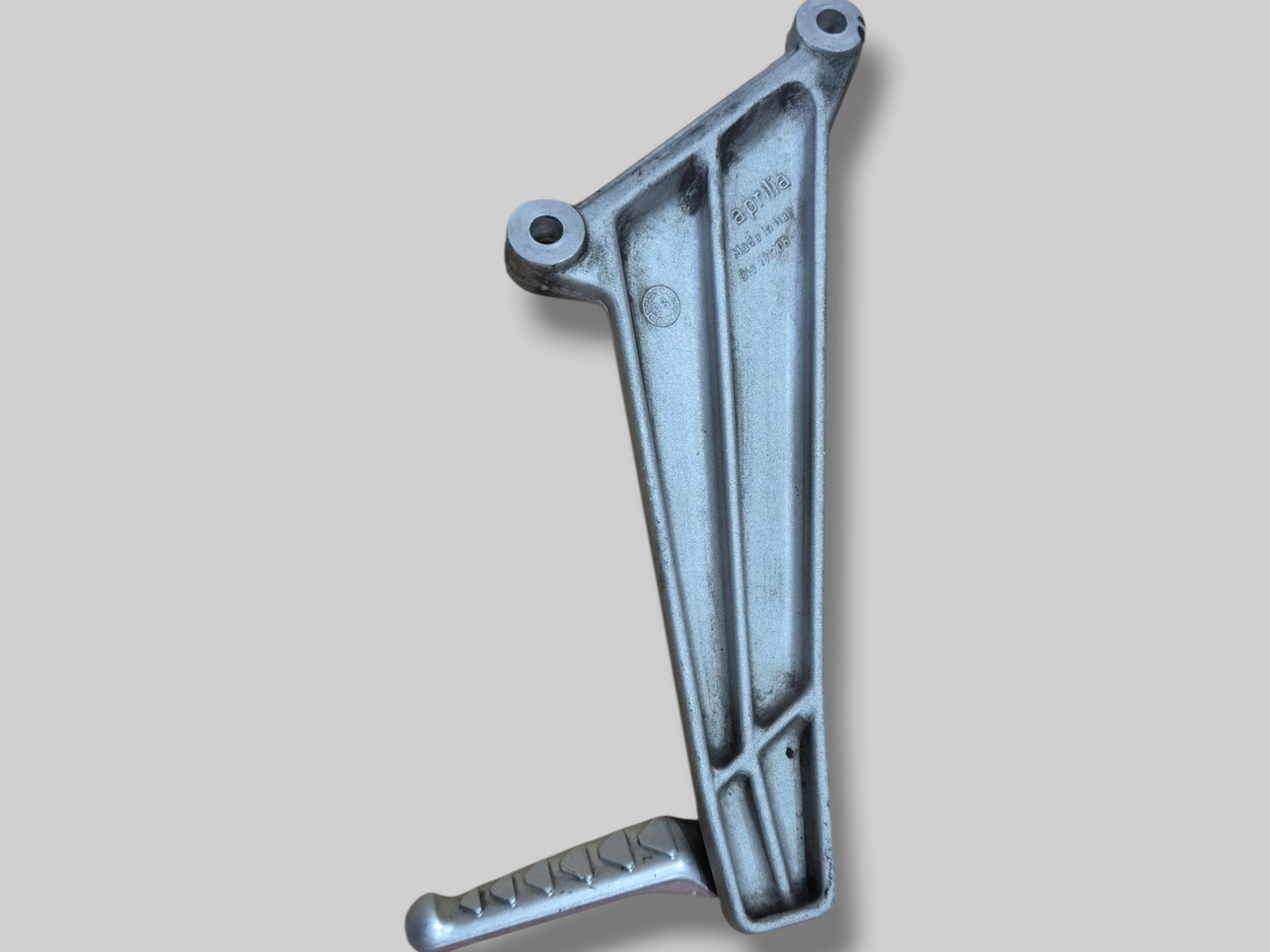 PASSAGIER LINKS VOETSTEUN AP8146385 Aprilia RSV Mille 98-03 / Tuono 02-05