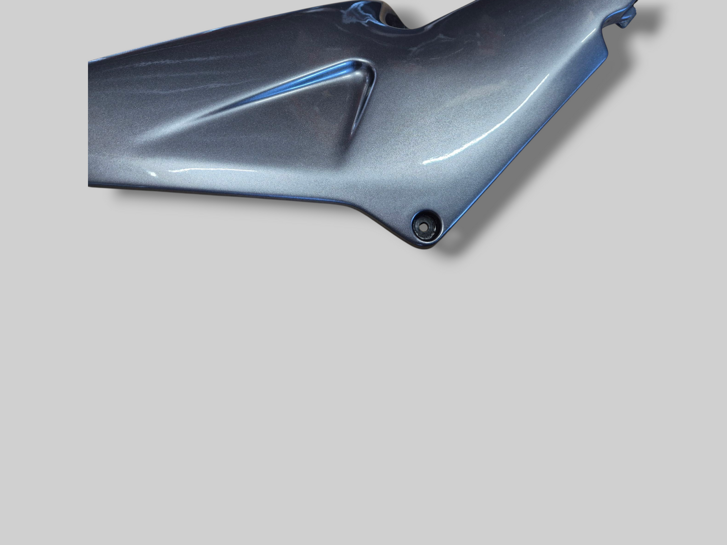 LINKERZIJDE BRANDSTOFTANK ZIJPANEEL AP8138589 Aprilia RSV Mille 98-03 / Tuono 02-05 