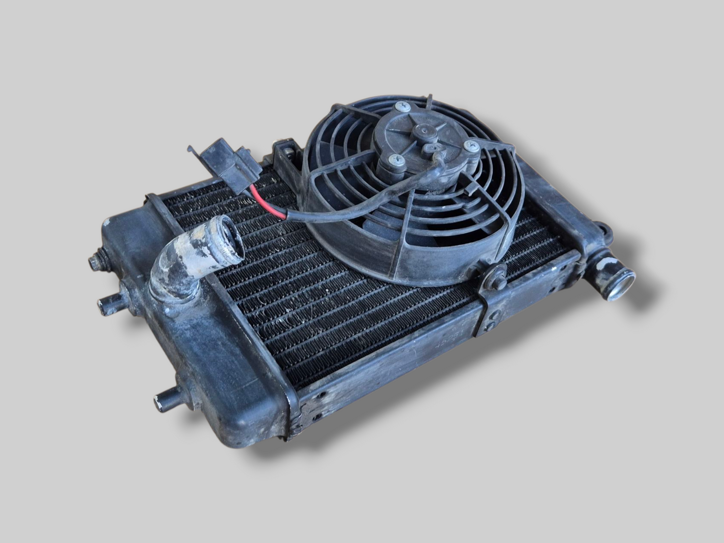 LINKER RADIATOR ZWART AP8102951 Aprilia RSV Mille 98-03 / Tuono 02-05