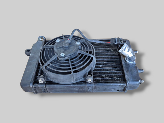 LINKER RADIATOR ZWART AP8102951 Aprilia RSV Mille 98-03 / Tuono 02-05