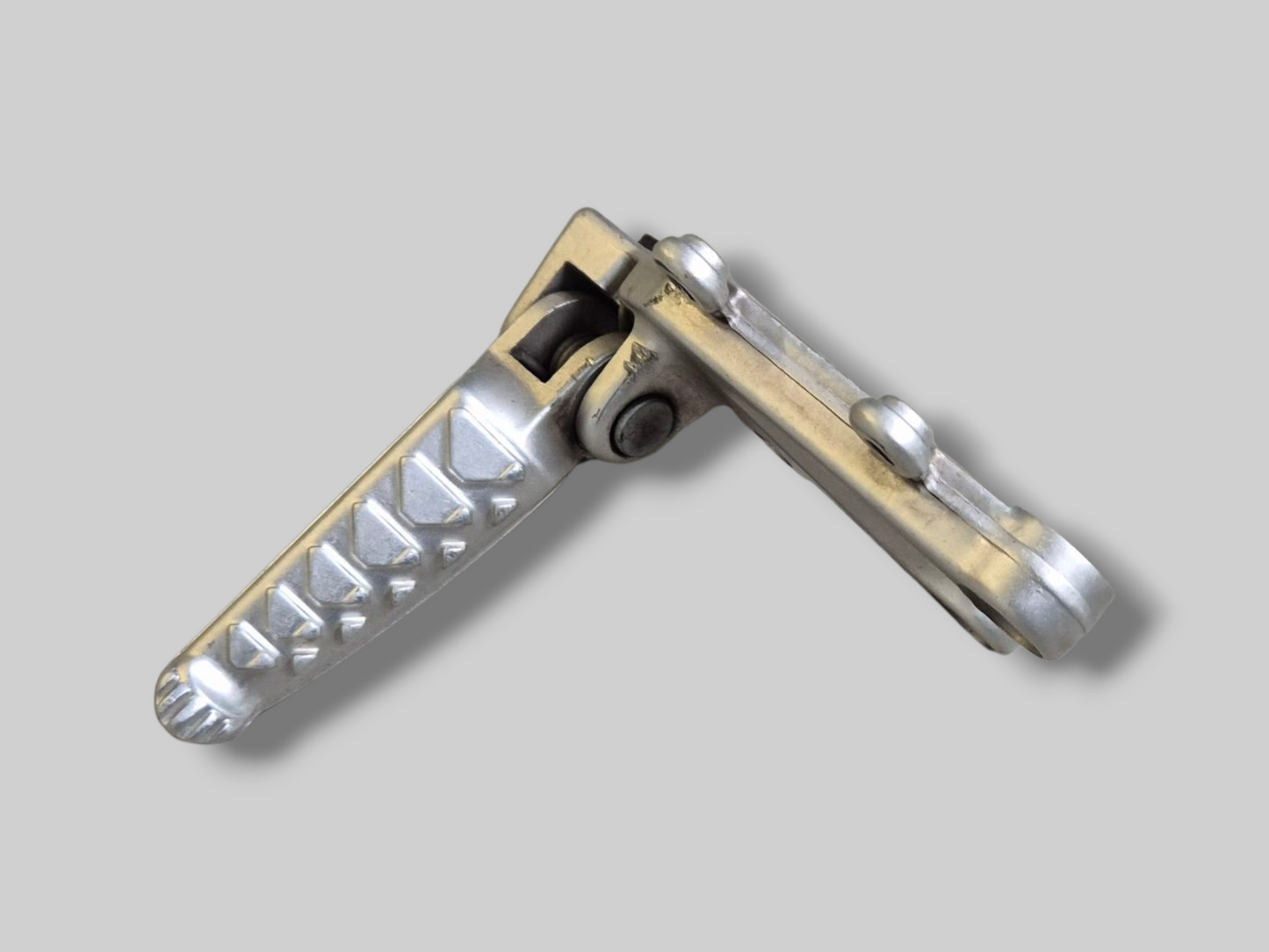 VOETSTEUNSTEUN RECHTER VOOR ACHTERSET AP8154070 Aprilia RSV1000R 04-10 / Tuono 1000R 06-10 