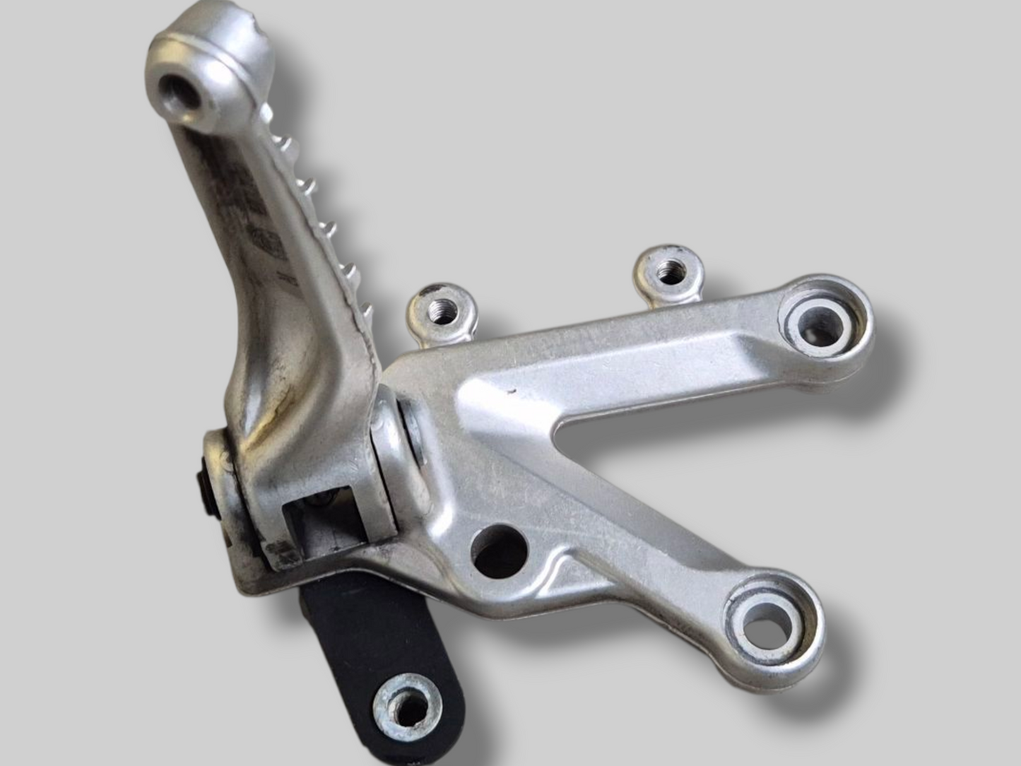 VOETSTEUNSTEUN RECHTER VOOR ACHTERSET AP8154070 Aprilia RSV1000R 04-10 / Tuono 1000R 06-10 