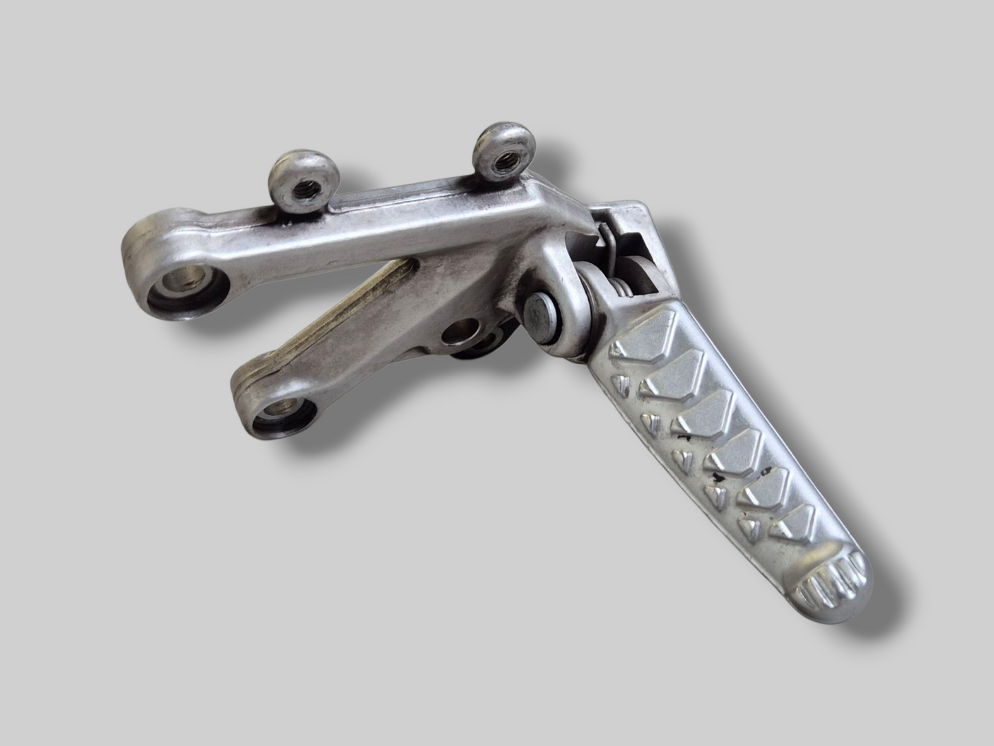 VOETSTEUNSTEUN LINKSVOOR ACHTERSET AP8154069 Aprilia RSV1000R 04-10 / Tuono 1000R 06-10 