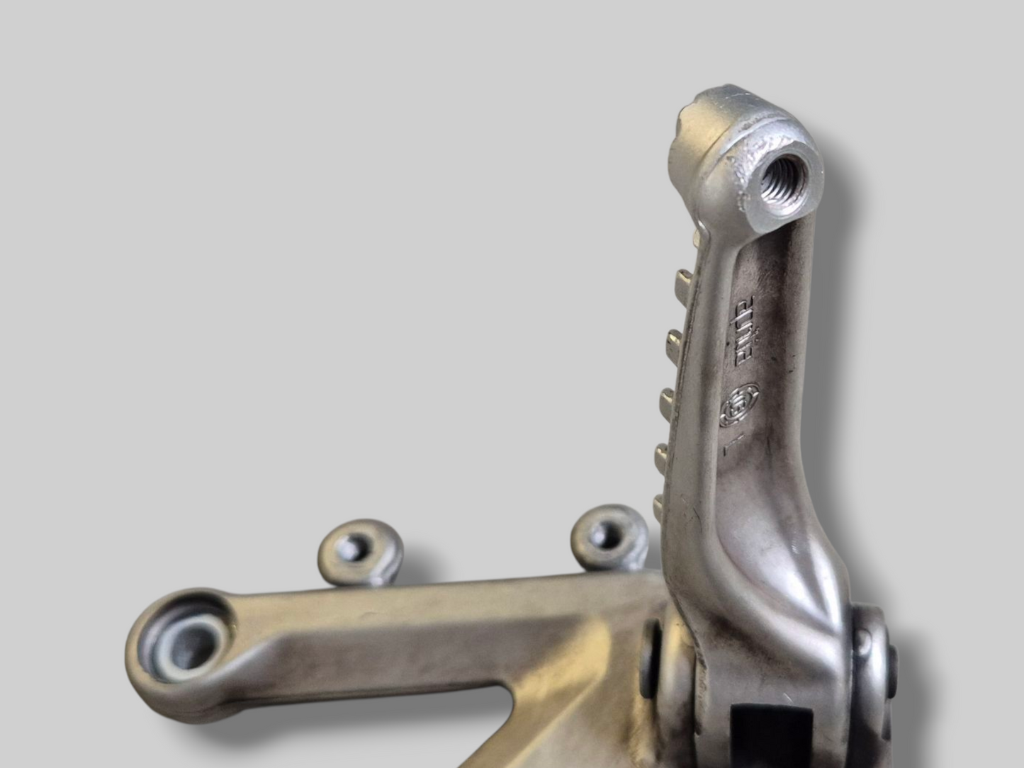 VOETSTEUNSTEUN LINKSVOOR ACHTERSET AP8154069 Aprilia RSV1000R 04-10 / Tuono 1000R 06-10 