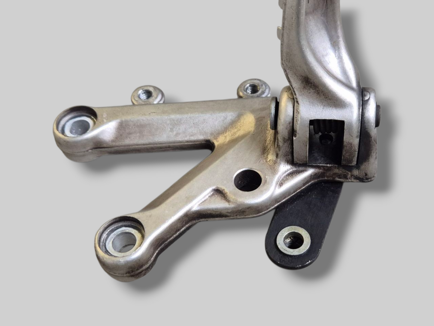 VOETSTEUNSTEUN LINKSVOOR ACHTERSET AP8154069 Aprilia RSV1000R 04-10 / Tuono 1000R 06-10 