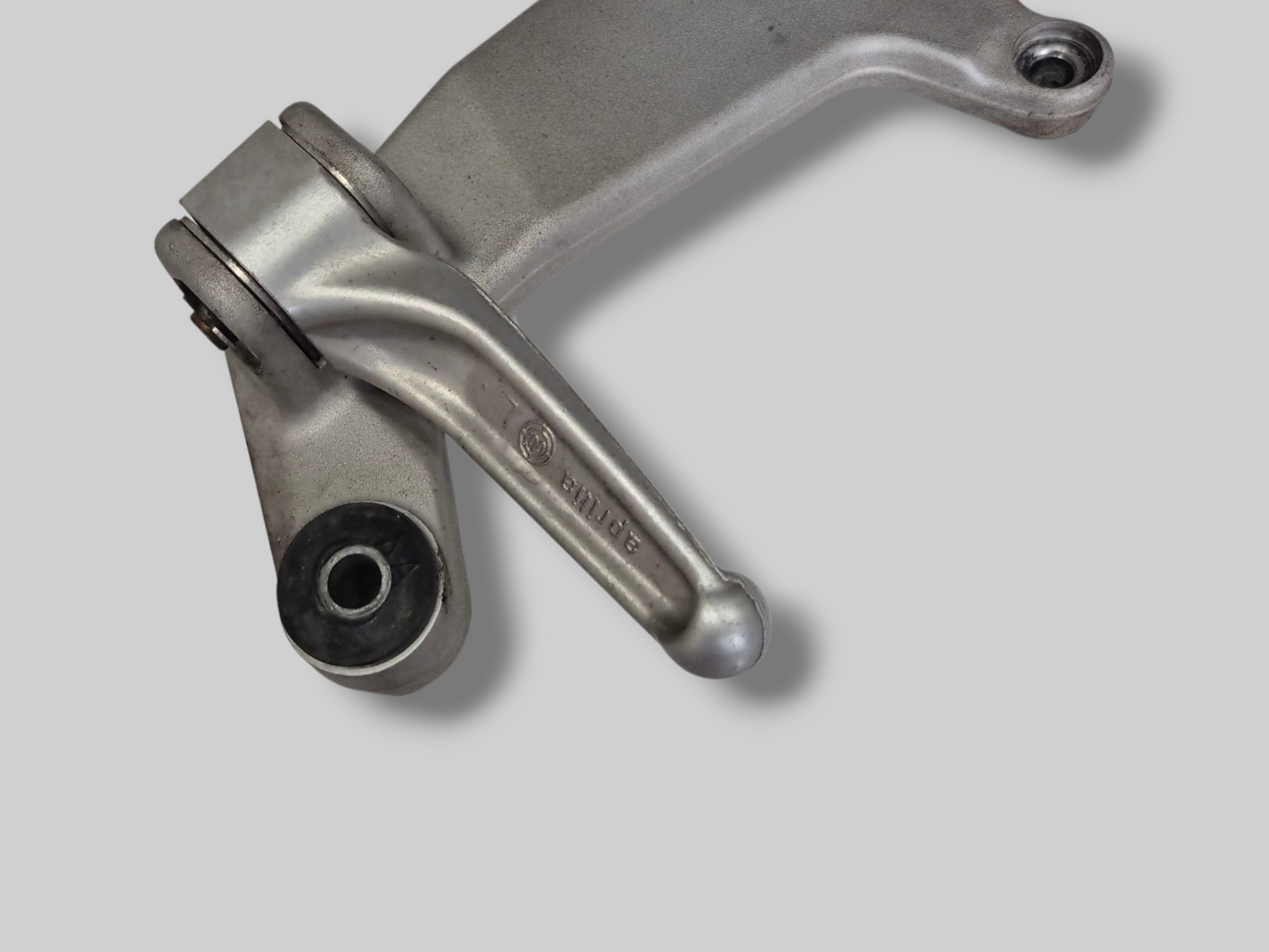 PASSAGIER RECHTER VOETSTEUN STEUN AP8146384 Aprilia RSV Mille 98-03 / Tuono 02-05 