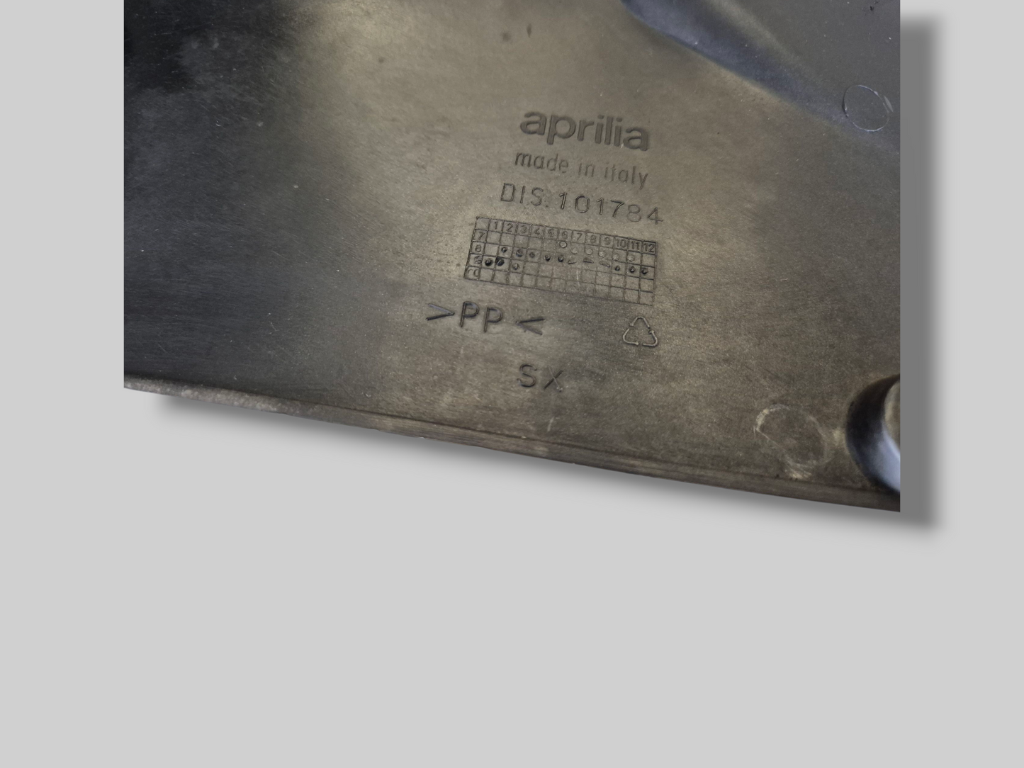 LEFT-HAND SIDE FUEL TANK SIDE PANEL ANOD.GREY AP8138589 Aprilia RSV Mille 1998-2000