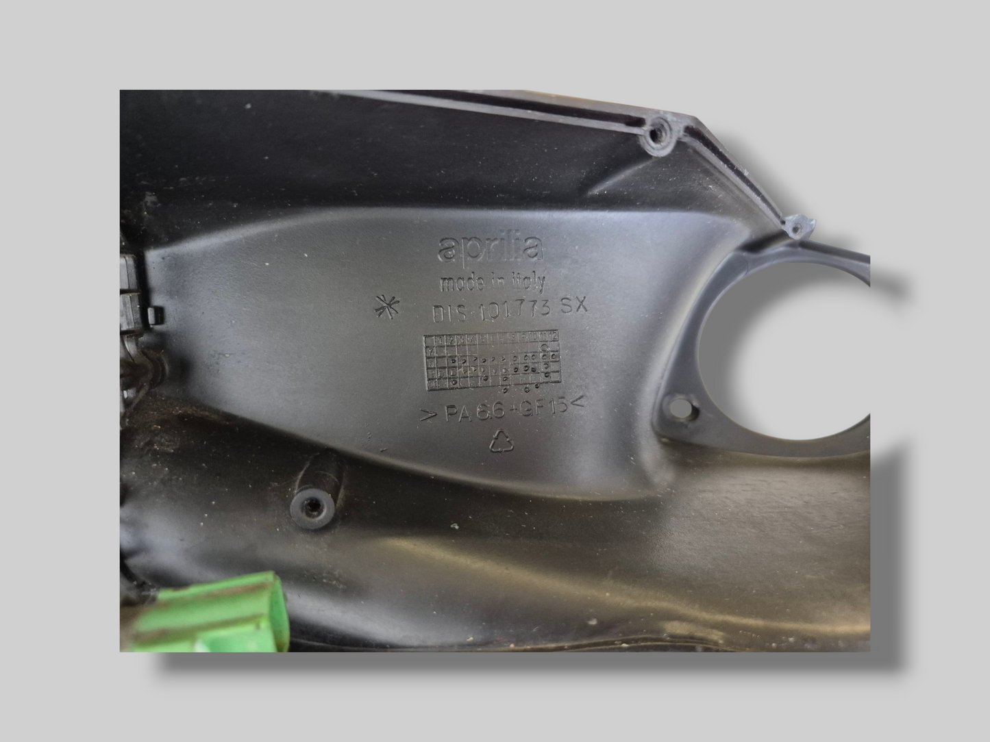 LINKSE INTERNE LUCHTKANAALKUIP, MAT ZWART AP8149278 Aprilia RSV Mille 98-03 