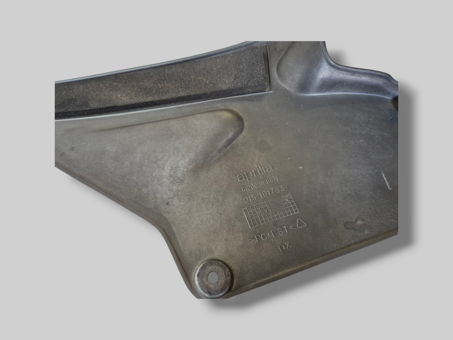 PANNEAU LATÉRAL DU RÉSERVOIR DE CARBURANT CÔTÉ GAUCHE AP8138589 Aprilia RSV Mille 98-00 