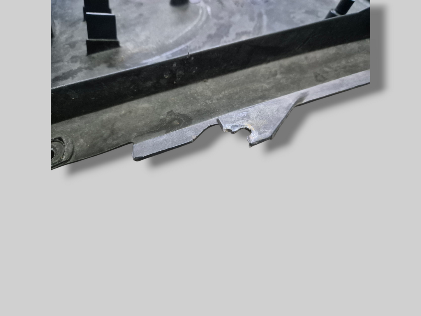 ONDER ZADEL / ACCUHOUDER AP8138591 Aprilia RSV Mille 98-03